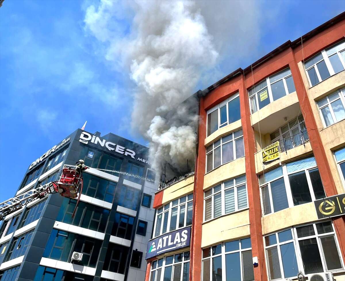 İş merkezi alevler içinde kaldı, ekipler seferber oldu 1